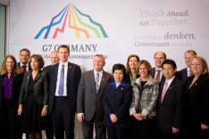 Group photo of the ministers of health of the seven leading industrialised countries (refer to: Limiting the use of antibiotics worldwide)