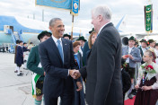 US President Barack Obama is greeted by Bavarian Premier Horst Seehofer on 7 June 2015 at Munich Airport