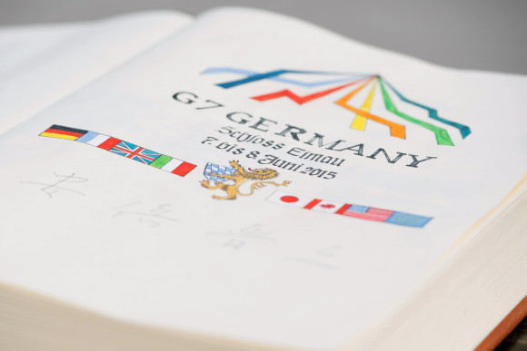 The heads of state and government of the G7 states sign the Golden Book of the Land of Bavaria after arriving in Munich