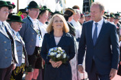 Donald Tusk, President of the European Council, and his wife Małgorzata are greeted at Munich airport on 7 June 2015 by Bavarian "Gebirgsschützen"