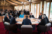 The first working session of the G7 dealt with the global economy, growth and values: Merkel (Germany) Hollande (France), Cameron (UK), Renzi (Italy), Juncker (EU Commission), Tusk (European Council), Abe (Japan), Harper (Canada), Obama (USA) (clockwise)