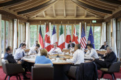 The second working session dealt with trade and standards. Merkel (Germany), Hollande (France), Cameron (UK), Renzi (Italy), Juncker (European Commission), Tusk (European Council), Abe (Japan), Harper (Canada), Obama (USA) (clockwise) 