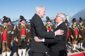 Jean-Claude Juncker, President of the European Commission, is greeted at Munich airport on 7 June 2015 by Bavarian Minister-President Horst Seehofer