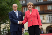 Chancellor Angela Merkel welcomes Tunisian President Beji Caid Essebsi in front of Schloss Elmau