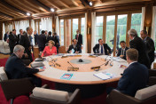 At the third working session Merkel (Germany), Hollande (France), Cameron (Uk), Renzi (Italy), Juncker (EU Commission), Tusk (EU Council), Harper (Canada), and Obama (USA) (clockwise) discuss energy and climate issues