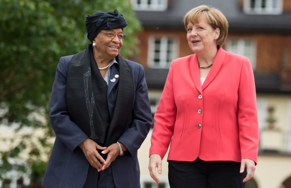 Chancellor Angela Merkel welcomes the Liberian President, Ellen Johnson Sirleaf, in front of Schloss Elmau