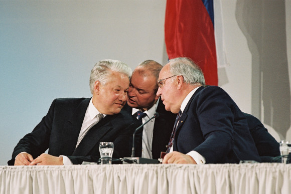 German Chancellor Helmut Kohl (right) and Russian President Boris Jelzin at a press conference