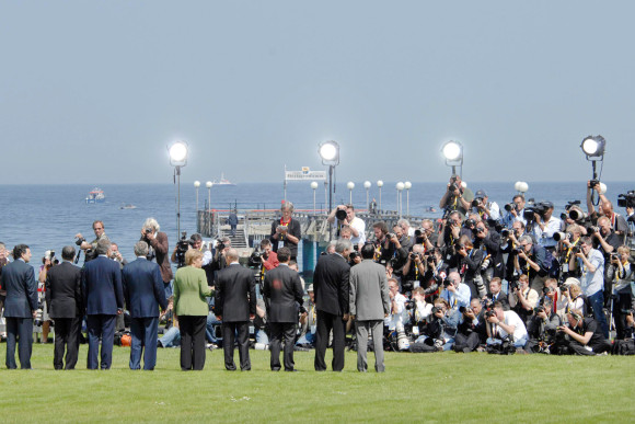 The heads of state and government at an official photo session by the Baltic Sea