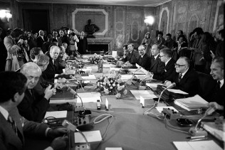 From 15 to 17 September 1975 the heads of state and government of the six most important western industrialised nations, seen here during a working session, discussed global economic issues